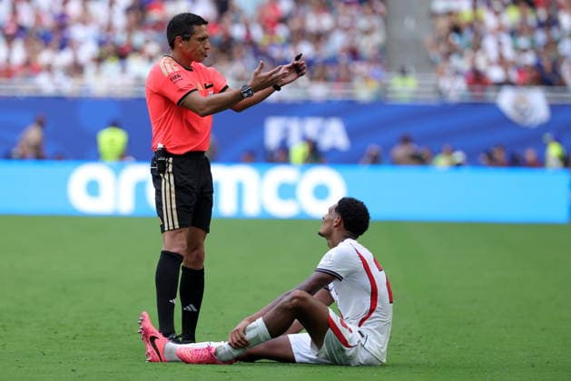 FIFA World Cup, WM, Weltmeisterschaft, Fussball 2026 3rd place playoff - France vs England Referee Jesus Valenzuela gestures next to Jarell Quansah of England during the FIFA World Cup 2026 3rd place playoff match France against England, in Miami, Florida, USA, 18 July 2026. MIAMI United States  Copyright: xCRISTOBALxHERRERA-ULASHKEVICHx