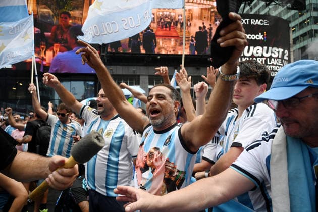 Argentina fans take over Times Square ahead of the 2026 FIFA World Cup, WM, Weltmeisterschaft, Fussball final Argentina fans take over Times Square ahead of the 2026 FIFA World Cup final football match between Argentina and Spain on July 18, 2026 in New York city, New York. Photo by Olivier Douliery ABACAPRESS.COM New York city New York United States  Copyright: xDoulieryxOlivier ABACAx