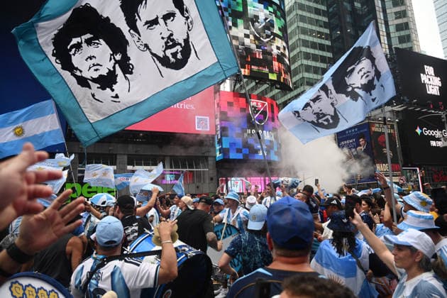 Argentina fans take over Times Square ahead of the 2026 FIFA World Cup, WM, Weltmeisterschaft, Fussball final Argentina fans take over Times Square ahead of the 2026 FIFA World Cup final football match between Argentina and Spain on July 18, 2026 in New York city, New York. Photo by Olivier Douliery ABACAPRESS.COM New York city New York United States  Copyright: xDoulieryxOlivier ABACAx