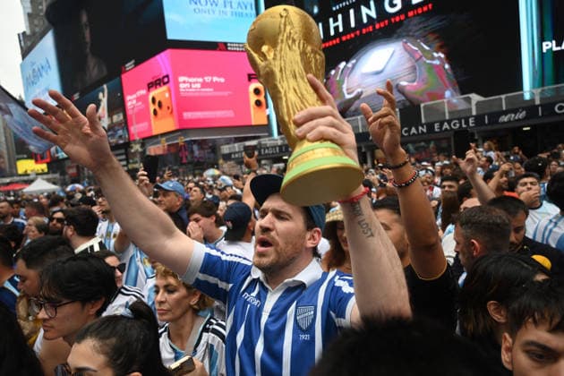 Argentina fans take over Times Square ahead of the 2026 FIFA World Cup, WM, Weltmeisterschaft, Fussball final Argentina fans take over Times Square ahead of the 2026 FIFA World Cup final football match between Argentina and Spain on July 18, 2026 in New York city, New York. Photo by Olivier Douliery ABACAPRESS.COM New York city New York United States  Copyright: xDoulieryxOlivier ABACAx