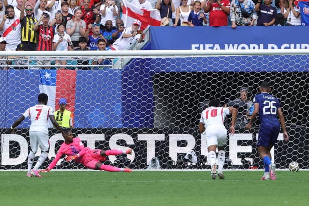 FIFA World Cup, WM, Weltmeisterschaft, Fussball 2026 3rd place playoff - France vs England Bukayo Saka of England (L) scores the 3-5 goal from the penalty spot against goalkeeper Mike Maignan of France (C) during the FIFA World Cup 2026 3rd place playoff match France against England, in Miami, Florida, USA, 18 July 2026. MIAMI United States  Copyright: xCRISTOBALxHERRERA-ULASHKEVICHx