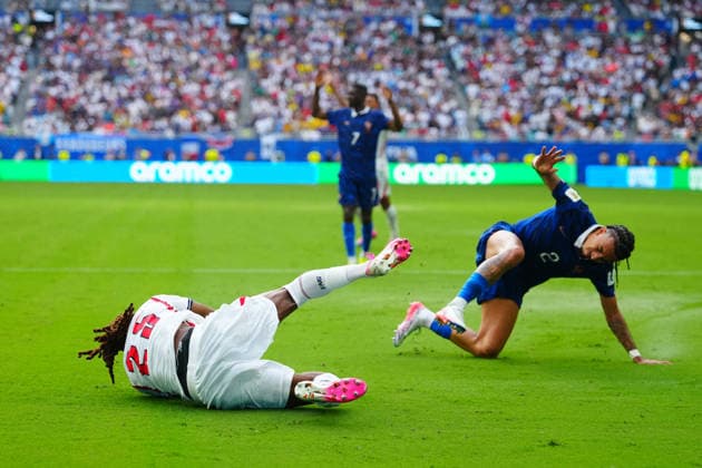 Djed Spence of England is fouled by Malo Gusto of France, causing a penalty kick for England France v England, 2026 FIFA World Cup, WM, Weltmeisterschaft, Fussball 3rd Place Final, Football, Miami Stadium, Miami, Florida, USA - 18 Jul 2026Miami Miami Stadium Florida (FL) United States of America  Copyright: xJavierxGarcia Shutterstockx 16995468cq