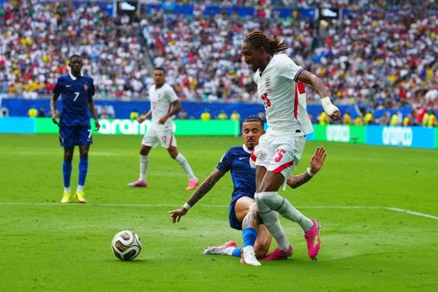 Djed Spence of England is fouled by Malo Gusto of France, causing a penalty kick for England France v England, 2026 FIFA World Cup, WM, Weltmeisterschaft, Fussball 3rd Place Final, Football, Miami Stadium, Miami, Florida, USA - 18 Jul 2026Miami Miami Stadium Florida (FL) United States of America  Copyright: xJavierxGarcia Shutterstockx 16995468cr