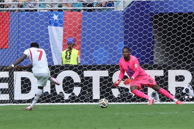 FIFA World Cup, WM, Weltmeisterschaft, Fussball 2026 3rd place playoff - France vs England Bukayo Saka of England (L) scores the 3-5 goal from the penalty spot against goalkeeper Mike Maignan of France (C) during the FIFA World Cup 2026 3rd place playoff match France against England, in Miami, Florida, USA, 18 July 2026. MIAMI United States  Copyright: xCRISTOBALxHERRERA-ULASHKEVICHx