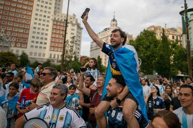 Argentine Fans Rally in Madrid Ahead of FIFA World Cup, WM, Weltmeisterschaft, Fussball Final MADRID, SPAIN JULY 18, 2026: Argentine football fans gather at Plaza de Espana in Madrid to show their support for Argentina ahead of the 2026 FIFA World Cup final against Spain, scheduled to be played in New York, United States, on July 19, 2026. Madrid MADRID Spain Copyright: x xC.xCarvajalx xJNAxPressx