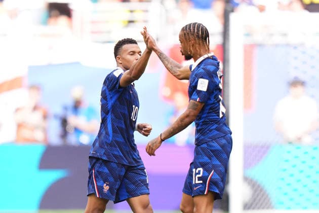 France v England: Bronze Medal Match - FIFA World Cup, WM, Weltmeisterschaft, Fussball 2026 Kylian Mbappe of France celebrates after scoring his team s third goal with teammate Bradley Barcola of France during the FIFA World Cup 2026 Bronze Medal Match match between France and England at Miami Stadium on July 18, 2026 in Miami Gardens, United States. Miami Gardens FL United States  Copyright: xJosexBretonx originalFilename:bretonhernandez-franceve260718_npzSc.jpg