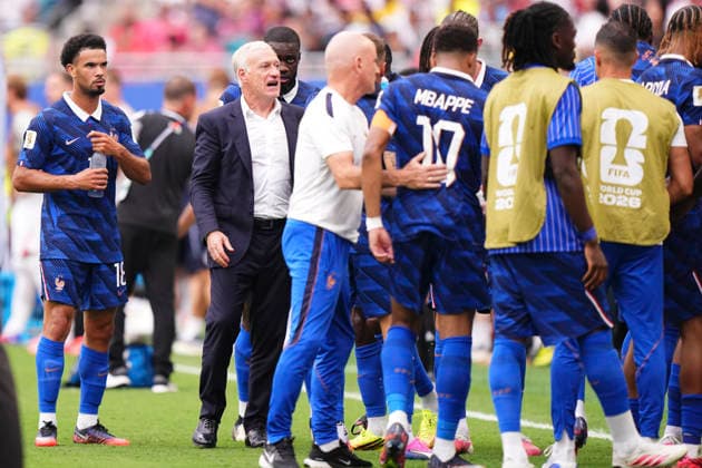 France v England: Bronze Medal Match - FIFA World Cup, WM, Weltmeisterschaft, Fussball 2026 Didier Deschamps, head coach of France, talk to the team during the FIFA World Cup 2026 Bronze Medal Match match between France and England at Miami Stadium on July 18, 2026 in Miami Gardens, United States. Miami Gardens FL United States  Copyright: xJosexBretonx originalFilename:bretonhernandez-franceve260718_np6xG.jpg