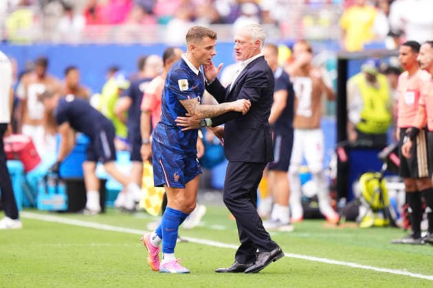 France v England: Bronze Medal Match - FIFA World Cup, WM, Weltmeisterschaft, Fussball 2026 Didier Deschamps, head coach of France, talk to Lucas Digne of France during the FIFA World Cup 2026 Bronze Medal Match match between France and England at Miami Stadium on July 18, 2026 in Miami Gardens, United States. Miami Gardens FL United States  Copyright: xJosexBretonx originalFilename:bretonhernandez-franceve260718_npMJm.jpg