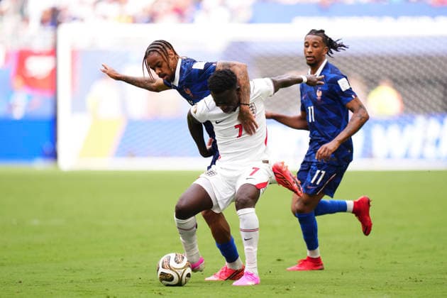 July 18, 2026, Miami Gardens, Florida, United States: Bukayo Saka of England and Bradley Barcola of France compete for the ball during the FIFA World Cup, WM, Weltmeisterschaft, Fussball 2026 Bronze Medal Match match between France and England at Miami Stadium on July 18, 2026 in Miami Gardens, United States. France V England: Bronze Medal Match - FIFA World Cup 2026  - ZUMAa181 20260718_zaa_a181_097 Copyright: xJosexBretonx