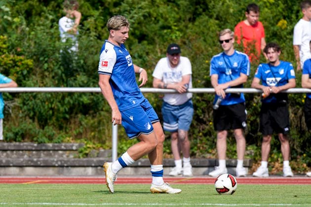 Alessandro Vogt (Hoffenheim, 24, Neuzugang), am Ball, Freisteller, Ganzkörper, Einzelbild, Einzelfoto, Aktion, Action, 18.07.2026, Bad Friedrichshall (Deutschland), Fussball, Testspiel, TSG 1899 Hoffenheim - SGV Heilbronn-Freiberg, DFB DFL REGULATIONS PROHIBIT ANY USE OF PHOTOGRAPHS AS IMAGE SEQUENCES AND OR QUASI-VIDEO. *** Alessandro Vogt Hoffenheim, 24, new signing, on the ball, isolated figure, full-body shot, single image, single photo, action, July 18, 2026, Bad Friedrichshall, Germany, soccer, exhibition match, TSG 1899 Hoffenheim vs. SGV Heilbronn Freiberg, DFB and DFL regulations prohibit any use of photographs as image sequences and or quasi-video xozx