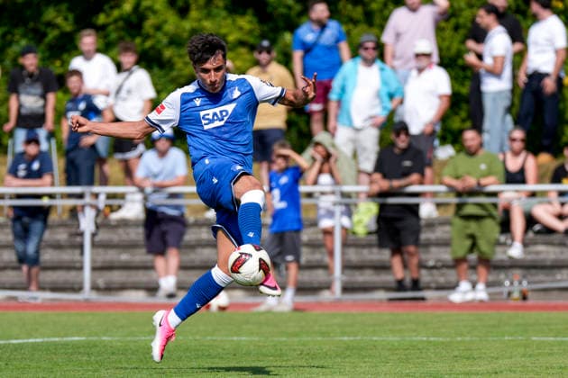 Deniz Zeitler (Hoffenheim, 38), am Ball, Freisteller, Ganzkörper, Einzelbild, Einzelfoto, Aktion, Action, Torschuss, Schuss aufs Tor, Torchance, Chance, 18.07.2026, Bad Friedrichshall (Deutschland), Fussball, Testspiel, TSG 1899 Hoffenheim - SGV Heilbronn-Freiberg, DFB DFL REGULATIONS PROHIBIT ANY USE OF PHOTOGRAPHS AS IMAGE SEQUENCES AND OR QUASI-VIDEO. *** Deniz Zeitler Hoffenheim, 38, on the ball, free kick, full-body shot, single frame, single photo, action, shot on goal, scoring opportunity, chance, July 18, 2026, Bad Friedrichshall, Germany, soccer, friendly match, TSG 1899 Hoffenheim vs. SGV Heilbronn Freiberg, DFB and DFL regulations prohibit any use of photographs as image sequences and or quasi-video xozx