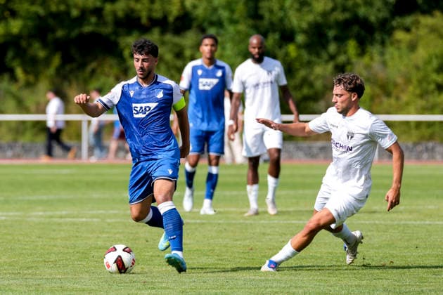 v.li.: Umut Tohumcu (Hoffenheim, 25), Tim Latteier (SGV, 22), Zweikampf, Spielszene, Duell, duel, tackle, tackling, Dynamik, Action, Aktion, 18.07.2026, Bad Friedrichshall (Deutschland), Fussball, Testspiel, TSG 1899 Hoffenheim - SGV Heilbronn-Freiberg, DFB DFL REGULATIONS PROHIBIT ANY USE OF PHOTOGRAPHS AS IMAGE SEQUENCES AND OR QUASI-VIDEO. *** From left: Umut Tohumcu (Hoffenheim), 25, Tim Latteier (SGV), 22, tackle, game scene, duel, tackle, tackling, dynamic, action, July 18, 2026, Bad Friedrichshall, Germany, soccer, friendly match, TSG 1899 Hoffenheim vs. SGV Heilbronn Freiberg, DFB and DFL regulations prohibit any use of photographs as image sequences and or quasi-video xozx