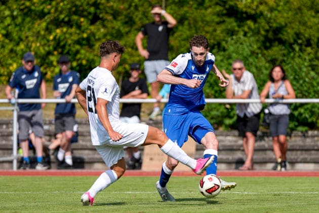 v.li.: Tim Niklas Pietzsch (SGV, 21), Arthur Chaves (Hoffenheim, 35), Zweikampf, Spielszene, Duell, duel, tackle, tackling, Dynamik, Action, Aktion, 18.07.2026, Bad Friedrichshall (Deutschland), Fussball, Testspiel, TSG 1899 Hoffenheim - SGV Heilbronn-Freiberg, DFB DFL REGULATIONS PROHIBIT ANY USE OF PHOTOGRAPHS AS IMAGE SEQUENCES AND OR QUASI-VIDEO. *** From left: Tim Niklas Pietzsch (SGV), 21, Arthur Chaves (Hoffenheim), 35, tackle, game scene, duel, tackle, tackling, dynamism, action, 18 July 2026, Bad Friedrichshall, Germany, soccer, friendly match, TSG 1899 Hoffenheim vs. SGV Heilbronn Freiberg, DFB and DFL regulations prohibit any use of photographs as image sequences and or quasi-video xozx