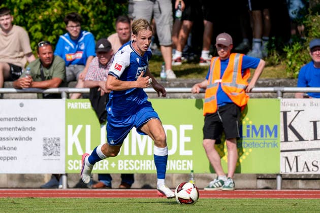 Max Moerstedt (Hoffenheim, 9), am Ball, Freisteller, Ganzkörper, Einzelbild, Einzelfoto, Aktion, Action, 18.07.2026, Bad Friedrichshall (Deutschland), Fussball, Testspiel, TSG 1899 Hoffenheim - SGV Heilbronn-Freiberg, DFB DFL REGULATIONS PROHIBIT ANY USE OF PHOTOGRAPHS AS IMAGE SEQUENCES AND OR QUASI-VIDEO. *** Max Moerstedt Hoffenheim, 9, on the ball, isolated figure, full-body shot, single frame, single photo, action, July 18, 2026, Bad Friedrichshall, Germany, soccer, exhibition match, TSG 1899 Hoffenheim vs. SGV Heilbronn Freiberg, DFB and DFL regulations prohibit any use of photographs as image sequences and or quasi-video xozx