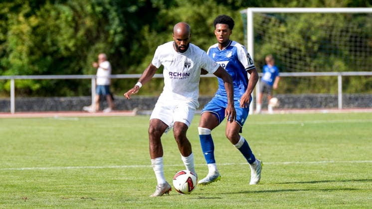 v.li.: Meghon Valpoort (SGV, 77), Natnael Abraha (Hoffenheim, 29), Zweikampf, Spielszene, Duell, duel, tackle, tackling, Dynamik, Action, Aktion, 18.07.2026, Bad Friedrichshall (Deutschland), Fussball, Testspiel, TSG 1899 Hoffenheim - SGV Heilbronn-Freiberg, DFB DFL REGULATIONS PROHIBIT ANY USE OF PHOTOGRAPHS AS IMAGE SEQUENCES AND OR QUASI-VIDEO. *** From left: Meghon Valpoort (SGV), 77, Natnael Abraha (Hoffenheim), 29, tackle, game scene, duel, tackle, tackling, dynamic, action, July 18, 2026, Bad Friedrichshall, Germany, soccer, friendly match, TSG 1899 Hoffenheim vs. SGV Heilbronn Freiberg, DFB and DFL regulations prohibit any use of photographs as image sequences and or quasi-video xozx