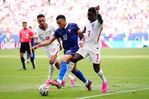 France v England: Bronze Medal Match - FIFA World Cup, WM, Weltmeisterschaft, Fussball 2026 Kylian Mbappe of France, Morgan Rogers and Bukayo Saka of England compete for the ball during the FIFA World Cup 2026 Bronze Medal Match match between France and England at Miami Stadium on July 18, 2026 in Miami Gardens, United States. Miami Gardens FL United States  Copyright: xJosexBretonx originalFilename:bretonhernandez-franceve260718_npZYy.jpg