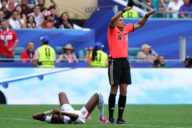 FIFA World Cup, WM, Weltmeisterschaft, Fussball 2026 3rd place playoff - France vs England Referee Jesus Valenzuela gestures for a stretcher as Djed Spence of England (L) lies on the ground during the FIFA World Cup 2026 3rd place playoff match France against England, in Miami, Florida, USA, 18 July 2026. MIAMI United States  Copyright: xCRISTOBALxHERRERA-ULASHKEVICHx