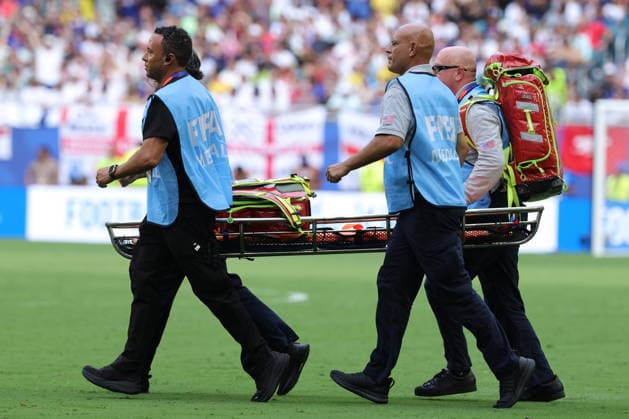 FIFA World Cup, WM, Weltmeisterschaft, Fussball 2026 3rd place playoff - France vs England Medical personnel bring a stretcher onto the pitch during the FIFA World Cup 2026 3rd place playoff match France against England, in Miami, Florida, USA, 18 July 2026. MIAMI United States  Copyright: xCRISTOBALxHERRERA-ULASHKEVICHx