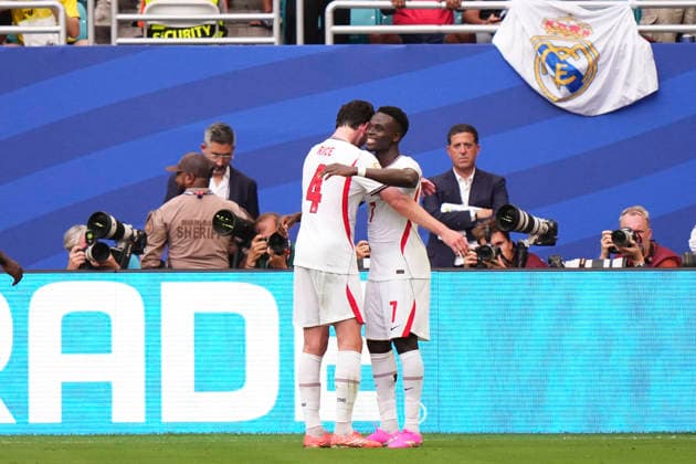 France v England: Bronze Medal Match - FIFA World Cup, WM, Weltmeisterschaft, Fussball 2026 Bukayo Saka of England celebrates after scoring his team s fifth goal with teammate Declan Rice of England during the FIFA World Cup 2026 Bronze Medal Match match between France and England at Miami Stadium on July 18, 2026 in Miami Gardens, United States. Miami Gardens FL United States  Copyright: xJosexBretonx originalFilename:bretonhernandez-franceve260718_npgmv.jpg