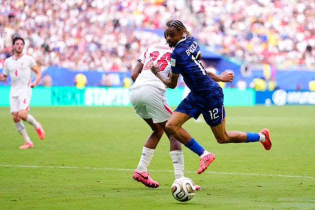 France v England: Bronze Medal Match - FIFA World Cup, WM, Weltmeisterschaft, Fussball 2026 Bradley Barcola of France and Jarell Quansah of England compete for the ball during the FIFA World Cup 2026 Bronze Medal Match match between France and England at Miami Stadium on July 18, 2026 in Miami Gardens, United States. Miami Gardens FL United States  Copyright: xJosexBretonx originalFilename:bretonhernandez-franceve260718_npada.jpg