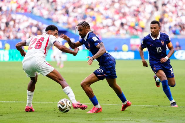 July 18, 2026, Miami Gardens, Florida, United States: Bradley Barcola of France and Jarell Quansah of England compete for the ball during the FIFA World Cup, WM, Weltmeisterschaft, Fussball 2026 Bronze Medal Match match between France and England at Miami Stadium on July 18, 2026 in Miami Gardens, United States. Miami Gardens United States - ZUMAa181 20260718_zaa_a181_109 Copyright: xJosexBretonx
