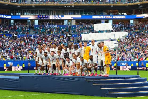Players of England and England manager, Thomas Tuchel, pose on the podium after finishing third place in the 2026 FIFA World Cup, WM, Weltmeisterschaft, Fussball France v England, 2026 FIFA World Cup, 3rd Place Final, Football, Miami Stadium, Miami, Florida, USA - 18 Jul 2026Miami Miami Stadium Florida (FL) United States of America  Copyright: xJavierxGarcia Shutterstockx 16995468do