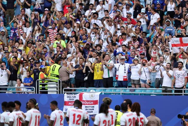 FIFA World Cup, WM, Weltmeisterschaft, Fussball 2026 3rd place playoff - France vs England Supporters of England celebrate with their player after receiving the third place medals for winning the FIFA World Cup 2026 3rd place playoff match France against England, in Miami, Florida, USA, 18 July 2026. MIAMI United States  Copyright: xCRISTOBALxHERRERA-ULASHKEVICHx