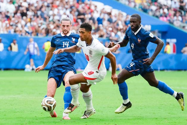 Jude Bellingham of England (C) runs with the ball under pressure from Adrien Rabiot of France (L) and Dayot Upamecano of France (R) during a FIFA Men’s World Cup 2026 Bronze Final football match between France and England at Miami Stadium, in Miami Gardens on July 18th 2026 (Photo by Alexandra Fechete SPP)  Copyright: xAlexandraxFechete SPPx Sportspressphoto_SPR193121