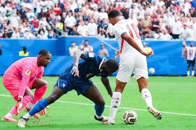 Jude Bellingham of England (R) runs with the ball under pressure from Dayot Upamecano of France (C) and Mike Maignan of France (L) during a FIFA Men’s World Cup 2026 Bronze Final football match between France and England at Miami Stadium, in Miami Gardens on July 18th 2026 (Photo by Alexandra Fechete SPP)  Copyright: xAlexandraxFechete SPPx Sportspressphoto_SPR193123
