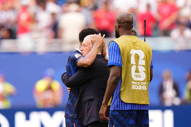 France v England: Bronze Medal Match - FIFA World Cup, WM, Weltmeisterschaft, Fussball 2026 Kylian Mbappe of France greets Didier Deschamps, head coach of France during the FIFA World Cup 2026 Bronze Medal Match match between France and England at Miami Stadium on July 18, 2026 in Miami Gardens, United States. Miami Gardens FL United States  Copyright: xJosexBretonx originalFilename:bretonhernandez-franceve260718_npMpz.jpg