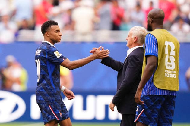 France v England: Bronze Medal Match - FIFA World Cup, WM, Weltmeisterschaft, Fussball 2026 Kylian Mbappe of France greets Didier Deschamps, head coach of France during the FIFA World Cup 2026 Bronze Medal Match match between France and England at Miami Stadium on July 18, 2026 in Miami Gardens, United States. Miami Gardens FL United States  Copyright: xJosexBretonx originalFilename:bretonhernandez-franceve260718_npZLL.jpg