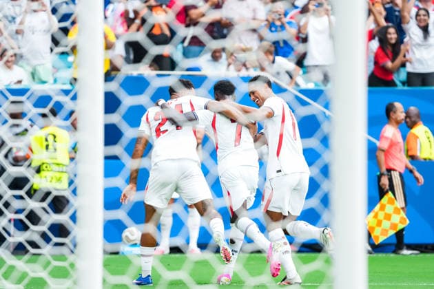 Reece James of England (L), Bukayo Saka of England (C) and Jude Bellingham of England (R) celebrate the team s fifth goal during a FIFA Men’s World Cup 2026 Bronze Final football match between France and England at Miami Stadium, in Miami Gardens on July 18th 2026 (Photo by Alexandra Fechete SPP)  Copyright: xAlexandraxFechete SPPx Sportspressphoto_SPR193143