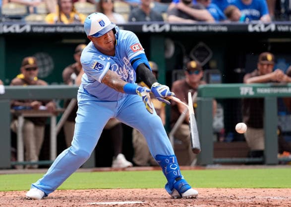 July 18, 2026: Kansas City Royals catcher Salvador Perez (13) shatters his bat against the Padres at Kauffman Stadium Kansas City, Missouri. CSM. Kansas City United States - ZUMAc04_ 20260718_zma_c04_009 Copyright: xJonxRobichaudx