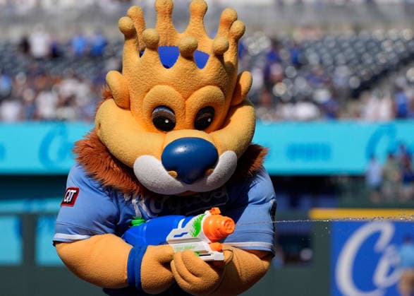July 18, 2026: Slugger keeps the fans cool in the Padres vs the Royals game at Kauffman Stadium Kansas City, Missouri. CSM. Kansas City United States - ZUMAc04_ 20260718_zma_c04_017 Copyright: xJonxRobichaudx