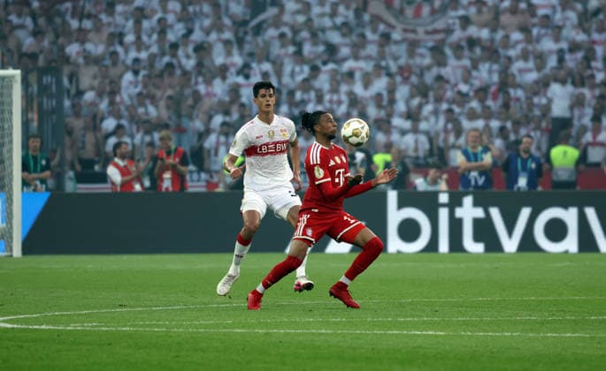 23.05.26 DFB-Pokal Finale 2026 FC Bayern München - VfB Stuttgart Deutschland, Berlin, 23.05.2026, Fussball, Saison 2025 2026, DFB-Pokal Finale 2026 Berlin, FC Bayern München - VfB Stuttgart: v.l. Chema Andres (VfB Stuttgart), Michael Olise (FC Bayern München).