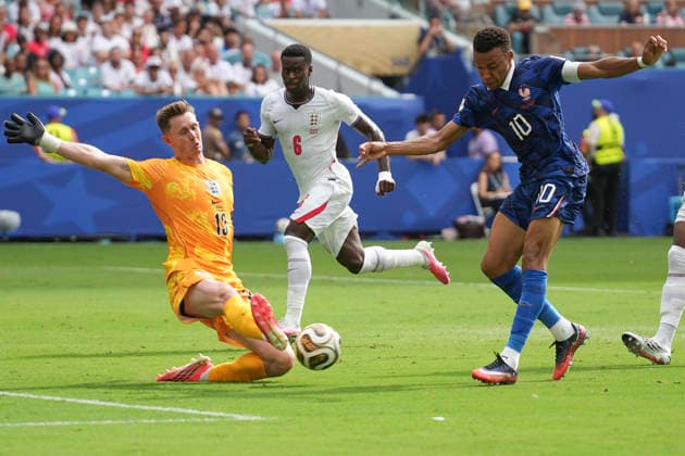 MIAMI GARDENS, FL - JULY 18: France forward Kylian MbappÃ (10) attempts a shot as England goalkeeper Dean Henderson (13) tries to make the save in the first half during the FIFA World Cup, WM, Weltmeisterschaft, Fussball 26 Bronze Final between France and England on Saturday, July 18, 2206 at Miami Stadium in Miami Gardens, FL (Photo by Peter Joneleit Icon Sportswire) SOCCER: JUL 18 FIFA World Cup 26 Bronze Final - France v England EDITORIAL USE ONLY Icon260718013