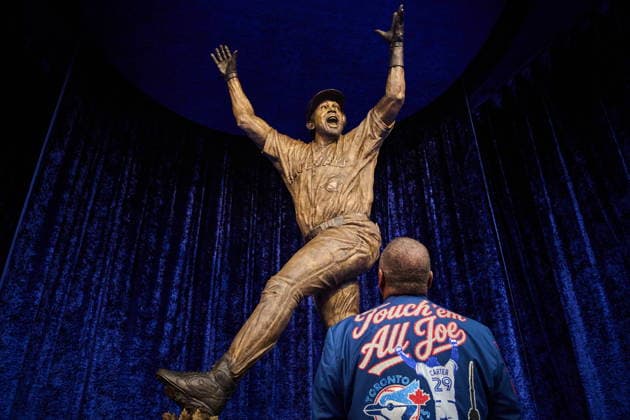 Sport Themen der Woche KW29 July 18, 2026, Toronto, On, Canada: Toronto Blue Jays Joe Carter looks on at the unveiling of a statue commemorating the Toronto Blue Jays 1992 and 1993 World Series wins ahead of MLB, Baseball Herren, USA baseball action against the Chicago White Sox in Toronto, Saturday, July 18, 2026. Canada News - July 18, 2026  - ZUMAc35_ 20260718_zaf_c35_084 Copyright: xSammyxKoganx