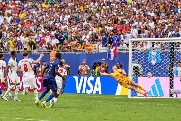 MIAMI GARDENS, FL - JULY 18: Ousmane Dembele 7 of France shoots and scores a goal past Dean Henderson 13 of England during a FIFA World Cup, WM, Weltmeisterschaft, Fussball 26 Bronze Final match between France and England on July 18,2026 at Miami Stadium, in Miami Gardens, Fla.(Photo by Chris Arjoon Icon Sportswire) SOCCER: JUL 18 FIFA World Cup 26 Bronze Final - France v England EDITORIAL USE ONLY Icon26071800000020