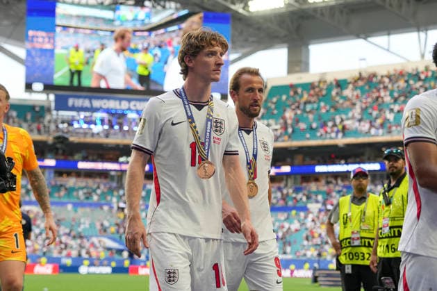 MIAMI GARDENS, FL - JULY 18: England midfielder Anthony Gordon (18) and England forward Harry Kane (9) leave the pitch wearing their bronze medals following the FIFA World Cup, WM, Weltmeisterschaft, Fussball 26 Bronze Final between France and England on Saturday, July 18, 2206 at Miami Stadium in Miami Gardens, FL (Photo by Peter Joneleit Icon Sportswire) SOCCER: JUL 18 FIFA World Cup 26 Bronze Final - France v England EDITORIAL USE ONLY Icon260718028