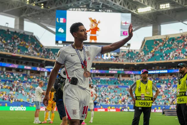 MIAMI GARDENS, FL - JULY 18: England midfielder Jude Bellingham (10) waves to fans as he eaves the pitch following the FIFA World Cup, WM, Weltmeisterschaft, Fussball 26 Bronze Final between France and England on Saturday, July 18, 2206 at Miami Stadium in Miami Gardens, FL (Photo by Peter Joneleit Icon Sportswire) SOCCER: JUL 18 FIFA World Cup 26 Bronze Final - France v England EDITORIAL USE ONLY Icon260718030