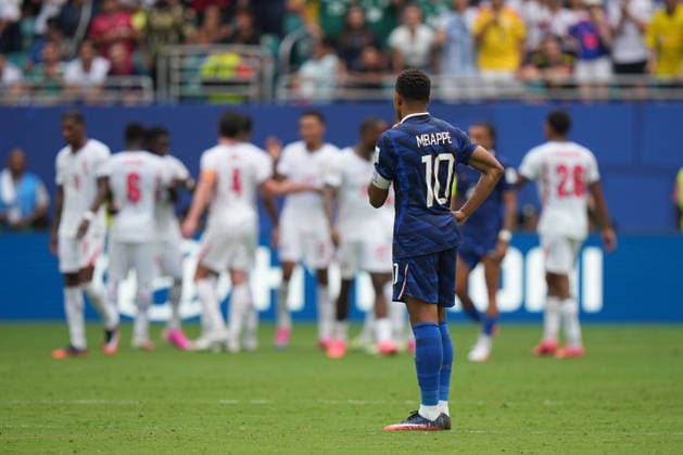 MIAMI GARDENS, FL - JULY 18: France forward Kylian MbappÃ (10) watches England celebrate their fourth goal of the first half during the FIFA World Cup, WM, Weltmeisterschaft, Fussball 26 Bronze Final between France and England on Saturday, July 18, 2206 at Miami Stadium in Miami Gardens, FL (Photo by Peter Joneleit Icon Sportswire) SOCCER: JUL 18 FIFA World Cup 26 Bronze Final - France v England EDITORIAL USE ONLY Icon260718047