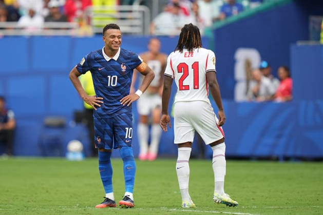 MIAMI GARDENS, FL - JULY 18: France forward Kylian MbappÃ (10)shares a laugh with England midfielder Eberechi Eze (21) in the second half during the FIFA World Cup, WM, Weltmeisterschaft, Fussball 26 Bronze Final between France and England on Saturday, July 18, 2206 at Miami Stadium in Miami Gardens, FL (Photo by Peter Joneleit Icon Sportswire) SOCCER: JUL 18 FIFA World Cup 26 Bronze Final - France v England EDITORIAL USE ONLY Icon260718048
