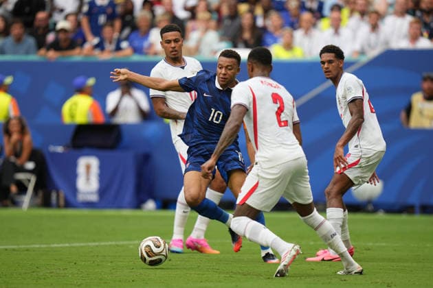 MIAMI GARDENS, FL - JULY 18: France forward Kylian MbappÃ (10) tries to beat three defenders in the second half during the FIFA World Cup, WM, Weltmeisterschaft, Fussball 26 Bronze Final between France and England on Saturday, July 18, 2206 at Miami Stadium in Miami Gardens, FL (Photo by Peter Joneleit Icon Sportswire) SOCCER: JUL 18 FIFA World Cup 26 Bronze Final - France v England EDITORIAL USE ONLY Icon260718051