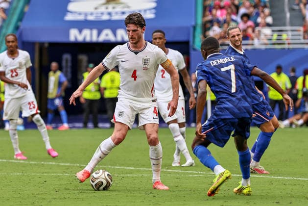 MIAMI GARDENS, FL - JULY 18: Declan Rice 4 of England and Ousmane Dembele 7 of France battle for a ball during a FIFA World Cup, WM, Weltmeisterschaft, Fussball 26 Bronze Final match between France and England on July 18,2026 at Miami Stadium, in Miami Gardens, Fla.(Photo by Chris Arjoon Icon Sportswire) SOCCER: JUL 18 FIFA World Cup 26 Bronze Final - France v England EDITORIAL USE ONLY Icon26071800000022