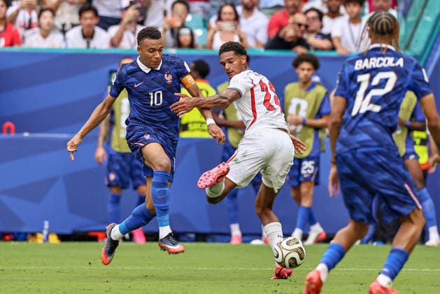 MIAMI GARDENS, FL - JULY 18: Kylian Mbappe 10 of France and Jarell Quansah 26 of England battle for a ball during a FIFA World Cup, WM, Weltmeisterschaft, Fussball 26 Bronze Final match between France and England on July 18,2026 at Miami Stadium, in Miami Gardens, Fla.(Photo by Chris Arjoon Icon Sportswire) SOCCER: JUL 18 FIFA World Cup 26 Bronze Final - France v England EDITORIAL USE ONLY Icon26071800000024