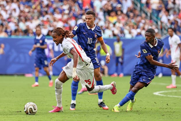 MIAMI GARDENS, FL - JULY 18: Kylian Mbappe 10 of France and Djed Spence 25 of England battle for a ball as Ousmane Dembele 7 of France looks on during a FIFA World Cup, WM, Weltmeisterschaft, Fussball 26 Bronze Final match between France and England on July 18,2026 at Miami Stadium, in Miami Gardens, Fla.(Photo by Chris Arjoon Icon Sportswire) SOCCER: JUL 18 FIFA World Cup 26 Bronze Final - France v England EDITORIAL USE ONLY Icon26071800000027