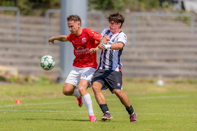 Ingolstadt, Deutschland 18. Juli 2026: Bayernliga Nord - 2026 2027 - Sp. 1 - FC Ingolstadt 04 II gegen FSV Stadeln Im Bild: v. li. im Zweikampf Marco Hennemann (Stadeln) und Timo Hengmith (FCI II) ESV Stadion Bayern *** Ingolstadt, Germany, July 18, 2026; Bayernliga Nord 2026–2027, Match 1: FC Ingolstadt 04 II vs. FSV Stadeln. Pictured, from left, in a tackle: Marco Hennemann (Stadeln) and Timo Hengmith (FCI II). ESV Stadium, Bavaria. Copyright: xFotostandx xSchäferx