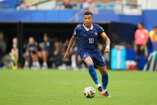 MIAMI GARDENS, FL - JULY 18: France forward Kylian MbappÃ (10) attacks with the ball in the second half during the FIFA World Cup, WM, Weltmeisterschaft, Fussball 26 Bronze Final between France and England on Saturday, July 18, 2206 at Miami Stadium in Miami Gardens, FL (Photo by Peter Joneleit Icon Sportswire) SOCCER: JUL 18 FIFA World Cup 26 Bronze Final - France v England EDITORIAL USE ONLY Icon260718073