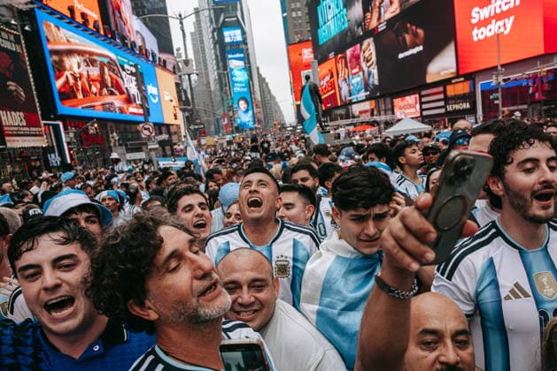 Argentinian soccer fans take over Times Square Fans of Argentinian soccer team shout as soccer fans take over Times Square ahead of the World Cup final game, in New York, New York, USA, 18 July 2026. NEW YORK New York United States  Copyright: xOLGAxFEDOROVAx