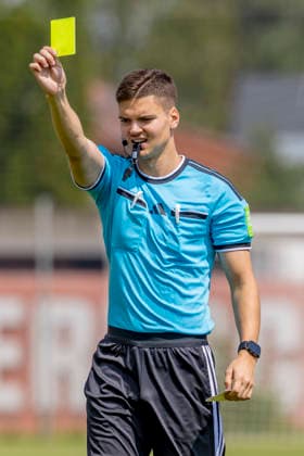 Ingolstadt, Deutschland 18. Juli 2026: Bayernliga Nord - 2026 2027 - Sp. 1 - FC Ingolstadt 04 II gegen FSV Stadeln Im Bild: Schiedsrichter Lukas Schwendner zeigt die gelbe Karte ESV Stadion Bayern *** Ingolstadt, Germany, July 18, 2026; Bayernliga Nord 2026–2027, Match 1: FC Ingolstadt 04 II vs. FSV Stadeln. Pictured: Referee Lukas Schwendner shows a yellow card at the ESV Stadium in Bavaria. Copyright: xFotostandx xSchäferx